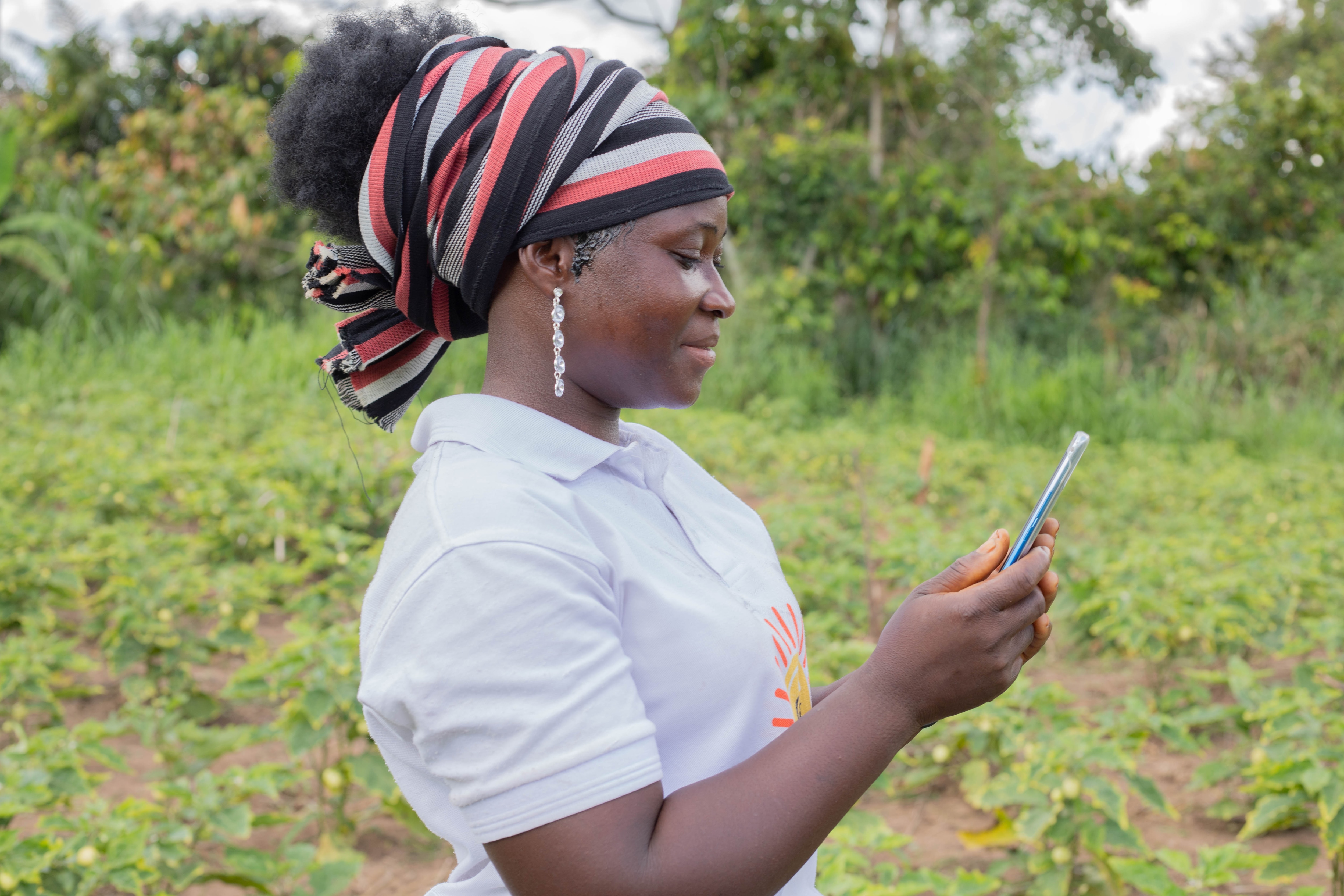 Femme sur son téléphone